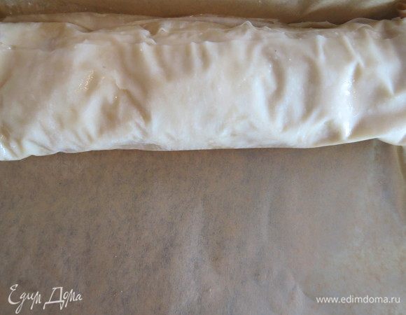 Форму для выпечки выстилаем бумагой для выпечки, слегка смазываем бумагу сливочным маслом, выкладываем наши рулеты.