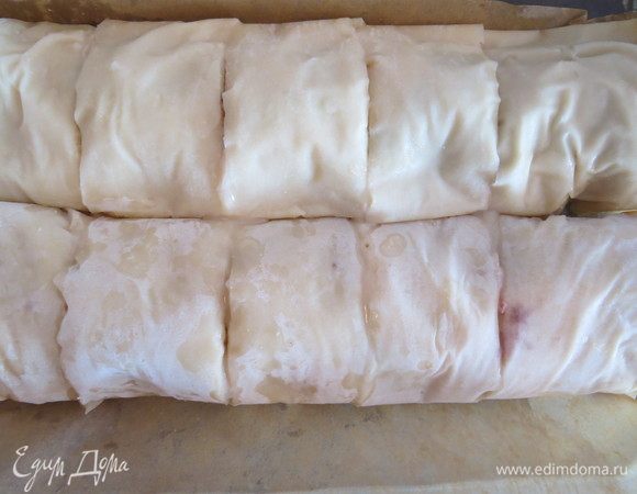 Разрезаем каждый рулет на квадратные кусочки.