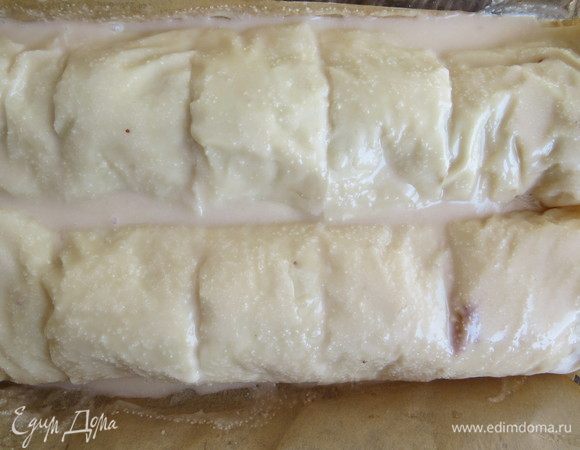 Сверху заливаем рулеты оставшимся кремом.