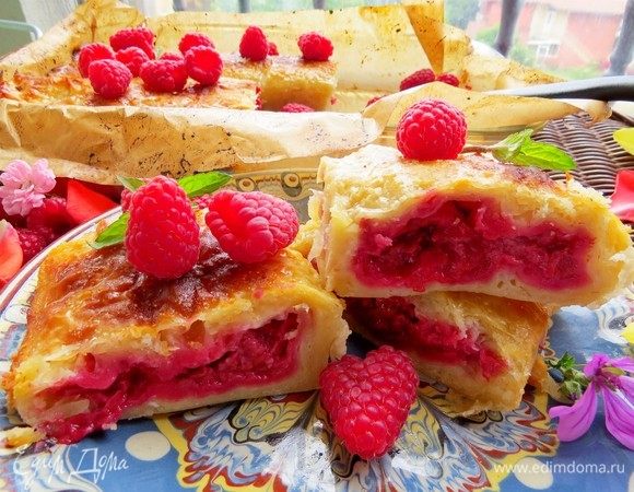 Ставим в разогретую до 180°С духовку на 30-40 минут, выпекаем до румяности. Даем пирогу немного остыть и даем на растерзание родным и близким, потому что аромат от пирога стоит умопомрачительный.