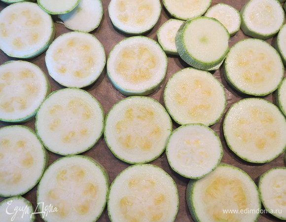 Кабачок нарезать кружочками, выложить в форму для запекания.