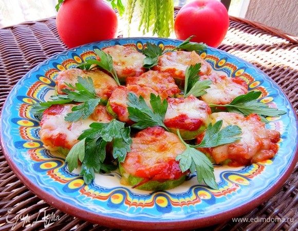 Подготовленные кабачки отправить в заранее нагретую до 200°С духовку и печь до подрумянивания, минут 15-20.
Приятного аппетита! 