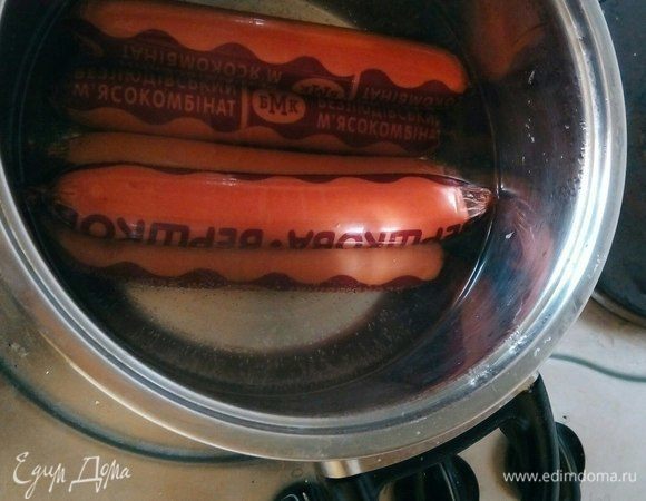 Сосиски закладываем в кипящую воду (при этом солить воду не нужно). Через 5-7 минут они уже будут готовы.