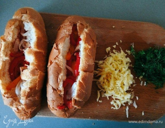 Выкладываем на дно перец и лук.