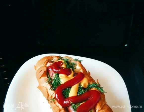 Поливаем горчицей, кетчупом и украшаем зеленью.