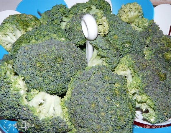 Приготовить заранее все ингредиенты, положить в пароварку, заранее промыв в холодной воде.