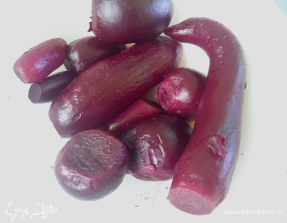 Молодую свеколку отварить до готовности. Почистить и натереть на крупной терке.