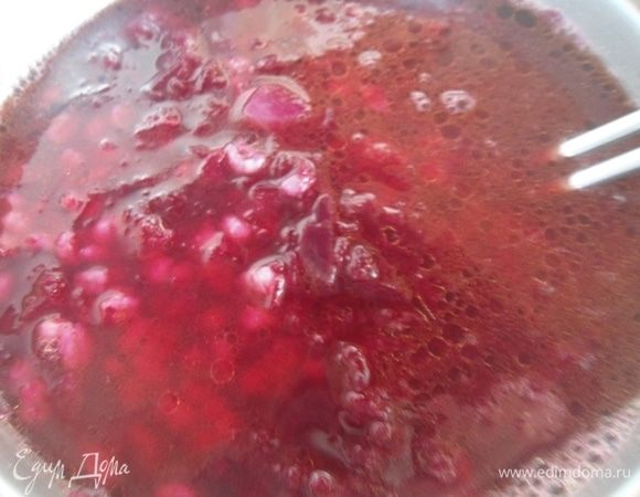 В кастрюлю положить натертую свеклу, зажарку, перловку. Залить все овощным бульоном. При необходимости посолить, поперчить (я солила бульон). Когда суп закипит, сразу выключить и дать настояться 15 минут.