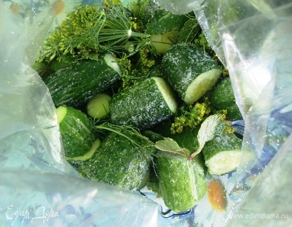 Огурцы вымыть и высушить. У меня крупноватые огурцы, поэтому нарезала их на кусочки, удалив кончики. Если берете мелкие, просто отрежьте кончики. Добавить огурцы в пакет. Насыпать сахар, соль, перец горошком по вкусу. Завязать пакет, встряхнуть и оставить на столе, пока не появится сок.