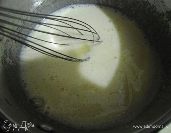 Взбить яйца с сахаром до побеления 2-3 минуты.