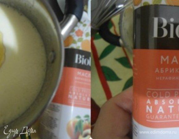 Добавить кефир и масло. Я использовала абрикосовое нерафинированное масло от Biolio.