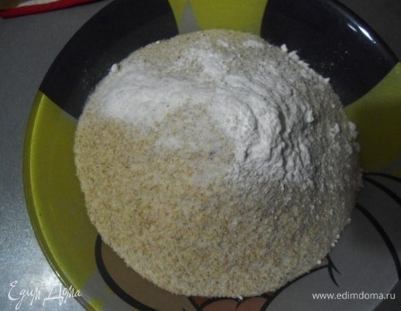 Смешать цельнозерновую муку, соду, разрыхлитель и щепотку соли. Ввести сухую смесь к жидкой, добавить цедру лимона и перемешать.