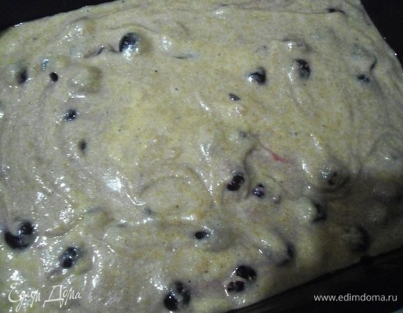 Духовку разогреть до 180°С. Форму смазать растительным маслом. Выпекать пирог 35 минут до пробы на сухую палочку.