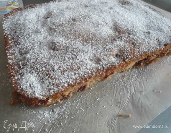 Готовый пирог остудить, посыпать сахарной пудрой.