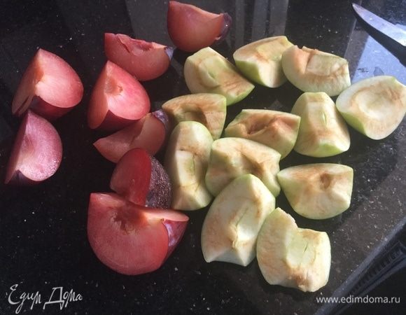 Сливы и яблоки нарежьте на четвертинки (половинки), удалите косточки.