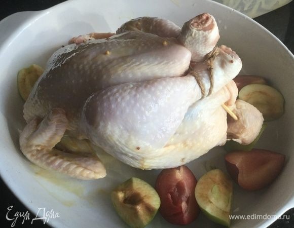 Положите курицу на спину в большую жаропрочную форму, вокруг выложите оставшиеся сливы и яблоки. Запекайте в предварительно нагретой до 180°С духовке около часа. Периодически поливайте курицу выделяющимся соком.