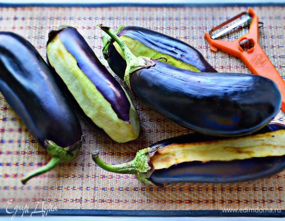 Нам понадобятся небольшие баклажаны, одинаковые по размеру. Баклажаны нужно помыть и очистить полосками, чередуя очищенные полоски с кожей (плодоножки необходимо оставить).