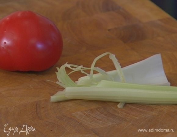 Помидоры и сельдерей разрезать на части.