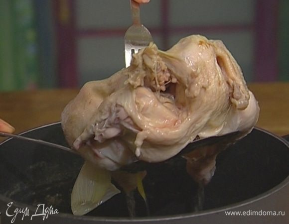 Из готового бульона вынуть цыпленка, а сам бульон процедить и посолить.