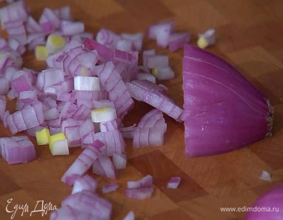 Красный лук почистить и нарезать небольшими кусочками.
