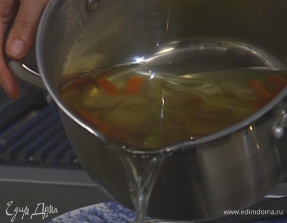 Готовый бульон процедить, влить лимонный сок, посолить и перемешать.