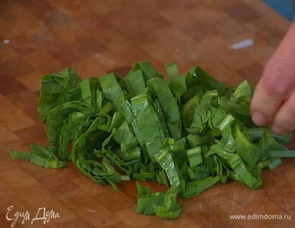 Листья щавеля порезать.