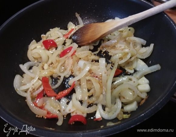 Добавить рубленые чеснок и перец чили (остроту регулируйте по своему вкусу: в зависимости от этого удалите перепонки чили и семена) и зерна горчицы. Обжарить в течение 1 минутки.