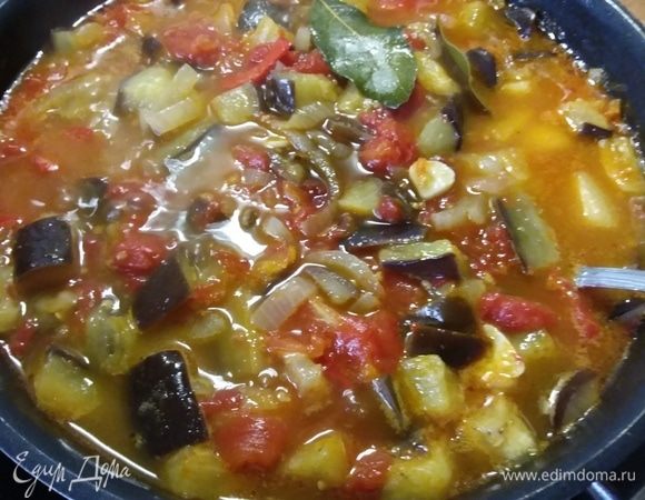 У меня и баклажаны, и помидоры попались очень сочные, поэтому образовалось много сока, и я тушила баклажаны без крышки. Регулируйте процесс по своему вкусу. В конце тушения приправить соевым соусом, лимонным соком и, если необходимо, солью по вкусу. 