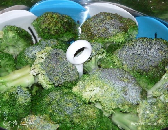 Когда вода вскипит, поставить пароварку в кипящую воду. И варить 10 минут.