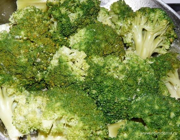После откинуть на дуршлаг пароварку и дать стечь лишний воде. А пока поставить сковороду на огонь и добавить кусочек сливочного масла, после броколли переложить на сковороду и обжаривать до золотистой корочки, посыпав 1,5 ст. ложки муки.
