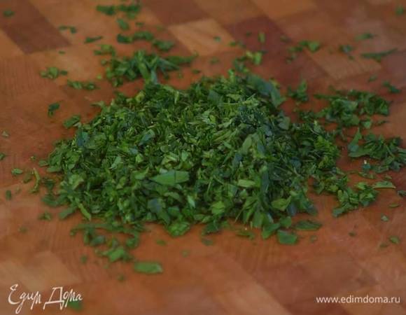 Петрушку мелко порубить.