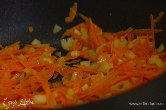 Разогреть в сковороде растительное масло, обжарить нарезанный лук и морковь до золотистого цвета и добавить в кастрюлю.