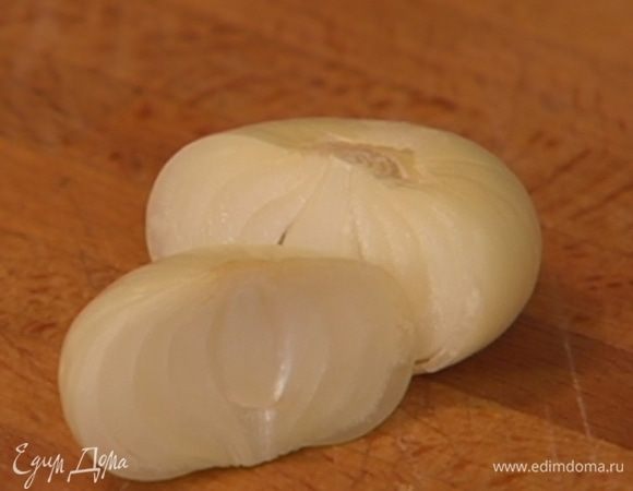 Весь лук почистить, одну луковицу крупно порезать.