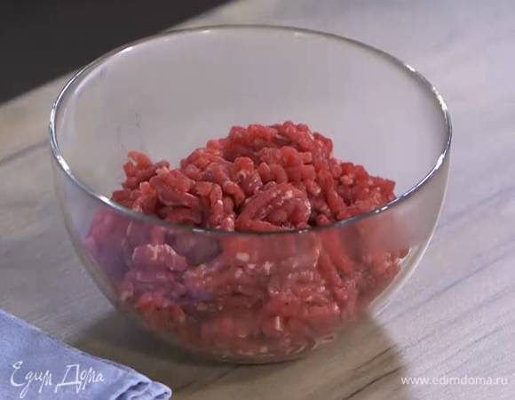 Приготовить фрикадельки: мясо вместе с крупно порезанным луком пропустить через мясорубку, посолить, поперчить и перемешать.