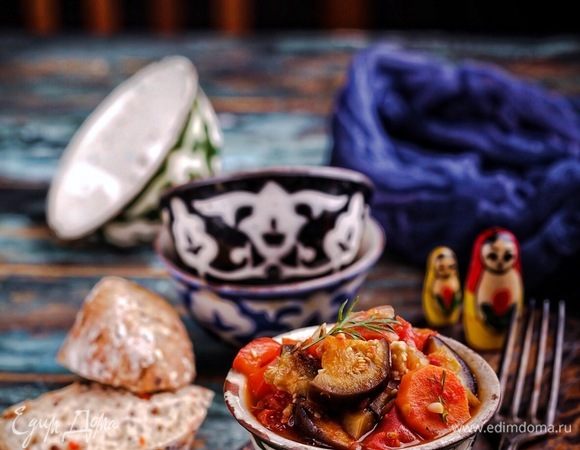 Нарезать мелко укроп, посыпать сверху, выключить огонь, закрыть крышкой сотейник и дать блюду настояться 20-30 минут. Можно подавать.