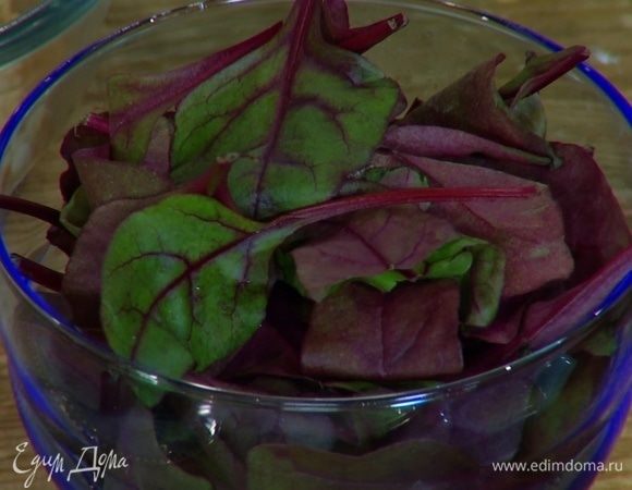 В кастрюле вскипятить бульон, добавить картофель и ботву молодой свеклы (если есть) и варить почти до готовности.