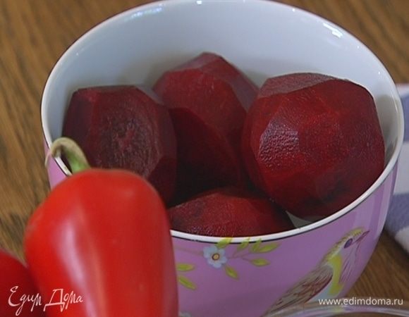 Свеклу почистить и натереть на крупной терке.