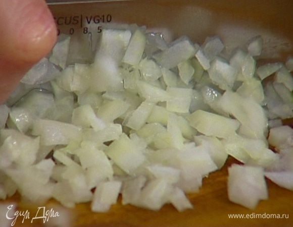 Лук почистить и мелко порубить.