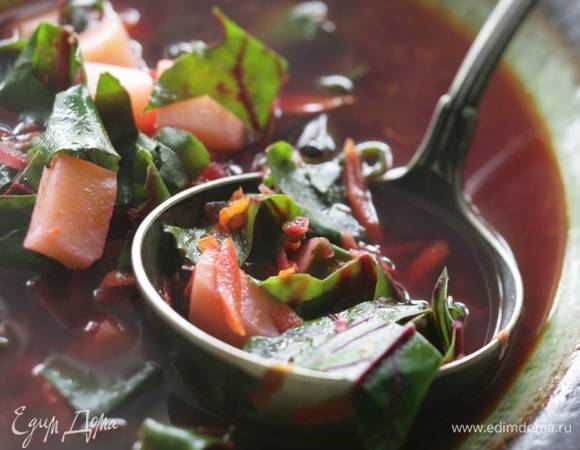 Петрушку и укроп мелко порубить и добавить в готовый бульон. Подавать со сметаной.