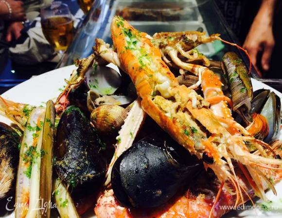 Обед на рынке Бокерия в Барселоне.