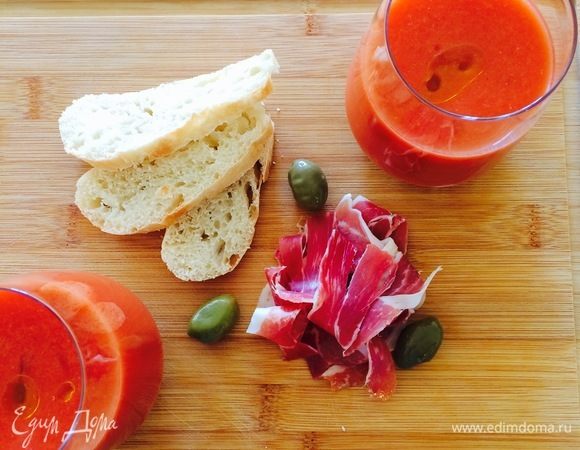 В Испании гаспачо подают в стаканах. Достаем суп из холодильника, хорошо перемешиваем венчиком, разливаем по стаканам, добавляем остатки оливкового масла и наслаждаемся. Приятного аппетита!