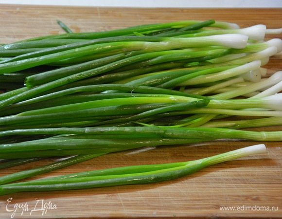 Лук почистить, помыть, срезать корни.