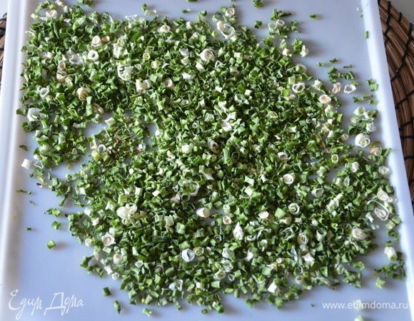 Вот так выглядит высушенный полностью зеленый лук. Не почернел и с приятным ароматом.