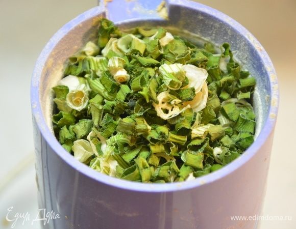 Измельчить лук в кофемолке.