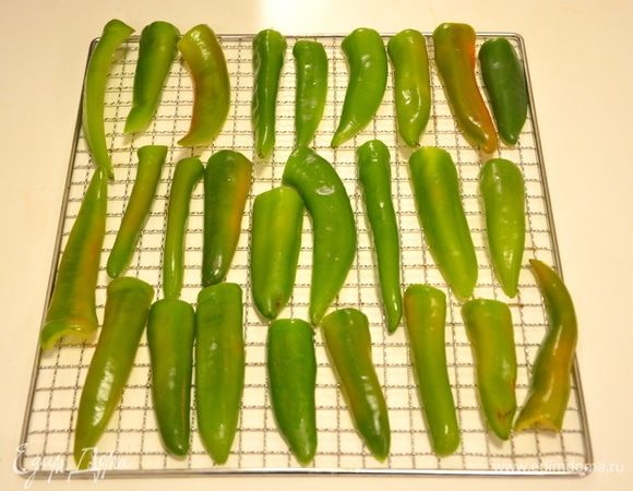 Выложить перцы на решетку. Одну часть я сушила половинками, другую часть —
 четвертинками.