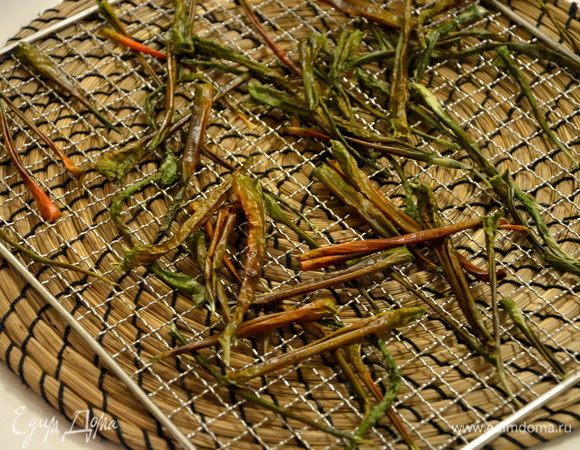 Сушить при 55°С 10-12 часов. Из 412 г очищенных зеленых перцев вышло примерно 42 г сухих.