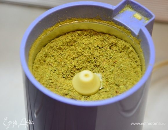 Перцы измельчить в кофемолке.