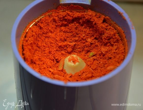 Измельчить красный перец в кофемолке.