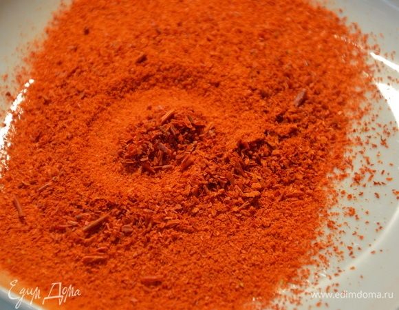 Просеять через сито. Оставшиеся крупные частички я не измельчала, а добавила к просеянной части, чтобы смесь была неоднородной, с хлопьями. 