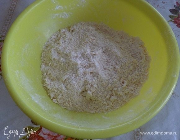 Измельчаем в крошку, используя нож или вилку. Убираем миску с тестом-крошкой в холодильник на 5–10 минут, пока готовим начинку.